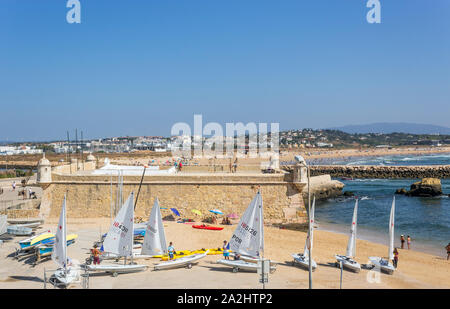 Lagos, Algarve, Portugal. Kleine Segelboote neben der Forte da Ponte da Bandeira. Stockfoto