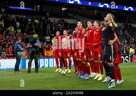 Bayern München Spieler feiern in Vollzeit nach dem Sieg gegen Tottenham Hotspur 7-2 - Tottenham Hotspur v Bayern München, UEFA Champions League - Gruppe B, Tottenham Hotspur Stadion, London, UK - 1. Oktober 2019 die redaktionelle Nutzung Stockfoto