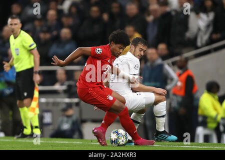 Serge Gnabry von Bayern München schlägt Harry Winks von Tottenham Hotspur - Tottenham Hotspur v Bayern München, UEFA Champions League - Gruppe B, Tottenham Hotspur Stadium, London, Großbritannien - 1. Oktober 2019 Editorial nur verwenden Stockfoto