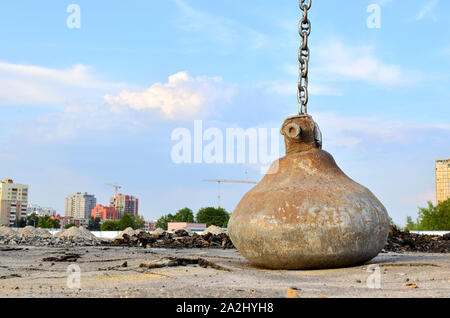Große Raupenkran oder schleppschaufel Hydraulikbagger mit einem heavy metal Abrissbirne an einem Stahlseil. Wrecking Ball auf Baustellen. Demontage und Dm Stockfoto