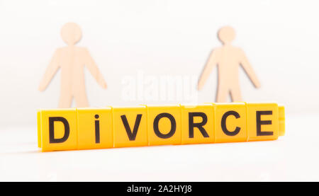 Scheidung Text zwischen zwei hölzerne Menschen auf weißem Hintergrund Stockfoto