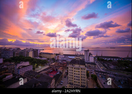 Tropischen Sonnenuntergang Blick auf die Skyline von Salvador, Bahia, Brasilien mit der Bucht aller Heiligen am Horizont Stockfoto