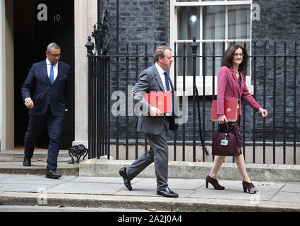 (Nach rechts) Konservative Partei Vorsitzender James geschickt, Minister für Schottland Alister Jack, Umwelt, Ernährung und Angelegenheiten des ländlichen Raums Sekretär Sekretärin Theresa Villiers, lassen 10 Downing Street, London links, nach einer Kabinettssitzung. Stockfoto