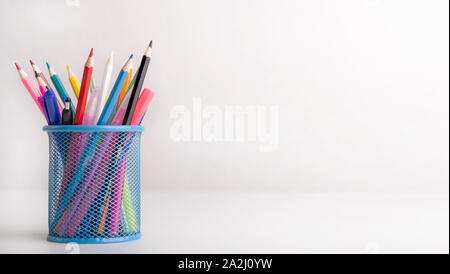 Box mit Buntstiften auf weißem Hintergrund Stockfoto