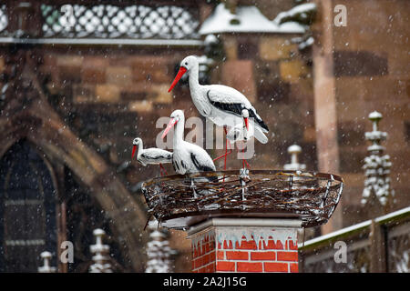 Stork's Nest Dekoration unter dem Schnee während der Weihnachtszeit in Straßburg, Frankreich. Stockfoto