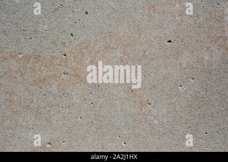 Betonwand mit einige orange Rostflecken. Stockfoto