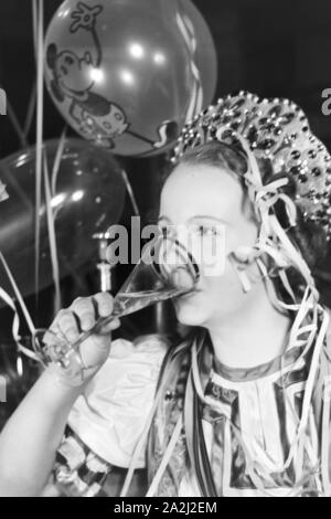 Im Kostüm: die Prinzessin der Fastnacht in Mainz, Hildegard Kühne im Jahre 1938 zum hundertjährigen Jubiläum des Mainzer Carneval Verein (MCV) als Ungarin. In der Verkleidung: Die Prinzessin des Karnevals in Mainz 1938, anlässlich des 100. Jahrestages der führenden lokalen Karnevalsverein, kleidete sich uns eine Ungarische. Stockfoto