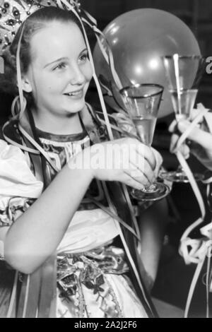 Im Kostüm: die Prinzessin der Fastnacht in Mainz, Hildegard Kühne im Jahre 1938 zum hundertjährigen Jubiläum des Mainzer Carneval Verein (MCV) als Ungarin. In der Verkleidung: Die Prinzessin des Karnevals in Mainz 1938, anlässlich des 100. Jahrestages der führenden lokalen Karnevalsverein, kleidete sich uns eine Ungarische. Stockfoto