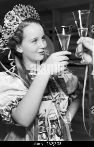 Im Kostüm: die Prinzessin der Fastnacht in Mainz, Hildegard Kühne im Jahre 1938 zum hundertjährigen Jubiläum des Mainzer Carneval Verein (MCV) als Ungarin. In der Verkleidung: Die Prinzessin des Karnevals in Mainz 1938, anlässlich des 100. Jahrestages der führenden lokalen Karnevalsverein, kleidete sich uns eine Ungarische. Stockfoto