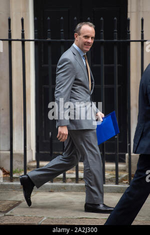 Außenminister Dominic Raab Blätter 10 Downing Street, London, nach einer Kabinettssitzung. Stockfoto