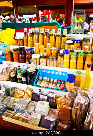 Markt-Food-Stall mit einer Vielzahl von hausgemachten Chiili und Hot Relish Saucen in recycelten Gläsern und Flaschen Stockfoto