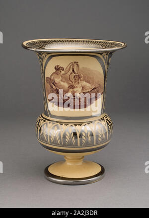 Vase (Teil einer Garnitur von 5 Vasen), C. 1820, England, Leeds, mit Transfer Dekoration nach Adam Buck, Irisch, 1759-1833, Leeds, Steingut mit Silber glanz Dekoration, einfarbig braun und gelb, H., 14 cm (5 1/2 in. Stockfoto