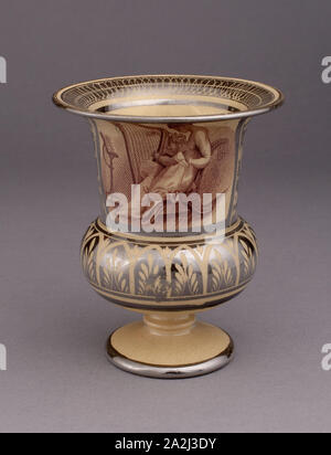 Vase, C. 1820, England, Leeds, mit Transfer Dekoration nach Adam Buck, Irisch, 1759-1833, Leeds, Steingut mit Silber glanz Dekoration, einfarbig braun und gelb, H 11,4 cm (4 1/2 in. Stockfoto