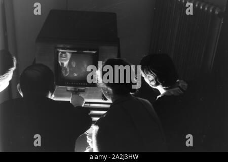 Mitarbeiter der Telefunken Gesellschaft bei der Arbeit, Deutsches Reich 30er Jahre. Mitarbeiter der Telefunken Gesellschaft bei der Arbeit, Deutschland 1930. Stockfoto