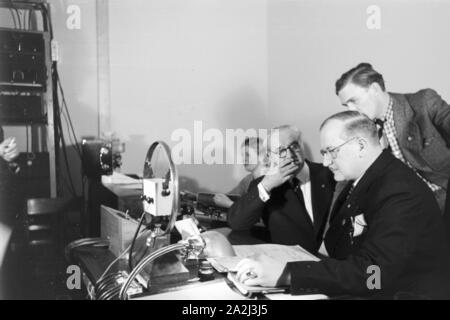 Mitarbeiter der Telefunken Gesellschaft bei der Arbeit, Deutsches Reich 30er Jahre. Mitarbeiter der Telefunken Gesellschaft bei der Arbeit, Deutschland 1930. Stockfoto