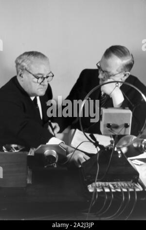 Mitarbeiter der Telefunken Gesellschaft bei der Arbeit, Deutsches Reich 30er Jahre. Mitarbeiter der Telefunken Gesellschaft bei der Arbeit, Deutschland 1930. Stockfoto