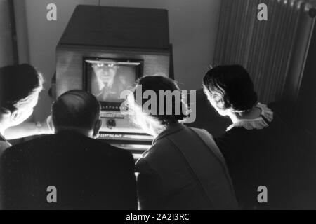 Mitarbeiter der Telefunken Gesellschaft bei der Arbeit, Deutsches Reich 30er Jahre. Mitarbeiter der Telefunken Gesellschaft bei der Arbeit, Deutschland 1930. Stockfoto