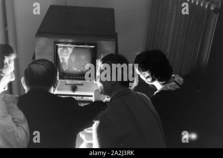 Mitarbeiter der Telefunken Gesellschaft bei der Arbeit, Deutsches Reich 30er Jahre. Mitarbeiter der Telefunken Gesellschaft bei der Arbeit, Deutschland 1930. Stockfoto