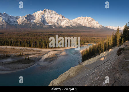 Fast perfekte Spiegelung der Rocky Mountains im Bow River. In Der Nähe Von Canmore, Alberta Canada. Die Wintersaison kommt. Bärenland. Schönheit Stockfoto