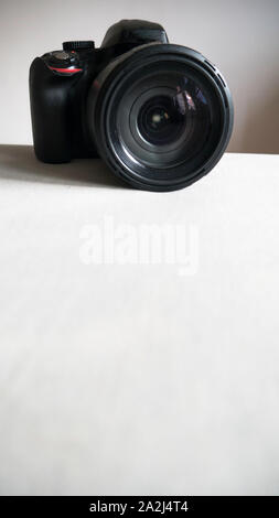 Schwarz Digitalkamera auf einem hellen Hintergrund isoliert Stockfoto