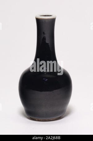 Miniatur Bottle-Shaped Vase, Qing Dynastie (1644 - 1911) oder später, China, Porzellan mit Spiegel schwarz lasiert, H. 7,9 cm (3 1/8 in.), Diam. 4,1 cm (1 5/8 in Stockfoto