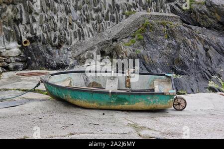 Kleine grüne Boot, Eglinton, Cornwall Stockfoto