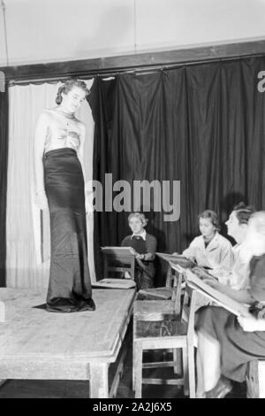 Ein 206 der Modeschule von Wien, Deutsches Reich 30er Jahre. Besuch der Modeschule in Wien, Deutschland 1930. Stockfoto