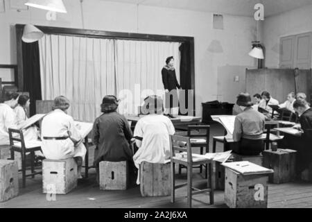 Ein 206 der Modeschule von Wien, Deutsches Reich 30er Jahre. Besuch der Modeschule in Wien, Deutschland 1930. Stockfoto