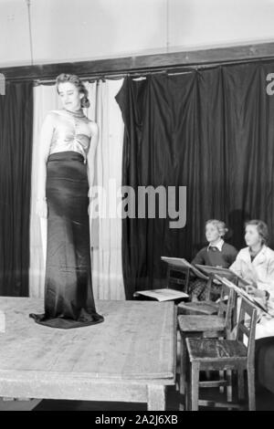 Ein 206 der Modeschule von Wien, Deutsches Reich 30er Jahre. Besuch der Modeschule in Wien, Deutschland 1930. Stockfoto