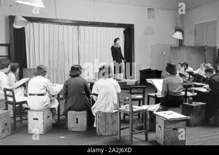 Ein 206 der Modeschule von Wien, Deutsches Reich 30er Jahre. Besuch der Modeschule in Wien, Deutschland 1930. Stockfoto