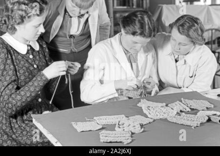 Ein 206 der Modeschule von Wien, Deutsches Reich 30er Jahre. Besuch der Modeschule in Wien, Deutschland 1930. Stockfoto