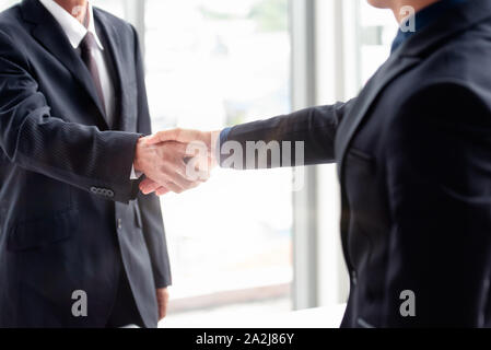 Schließen sich zwei Geschäftsmänner Partner stehen die Hände schütteln Nach der Business Mission ist erfolgreich abgeschlossen. Stockfoto