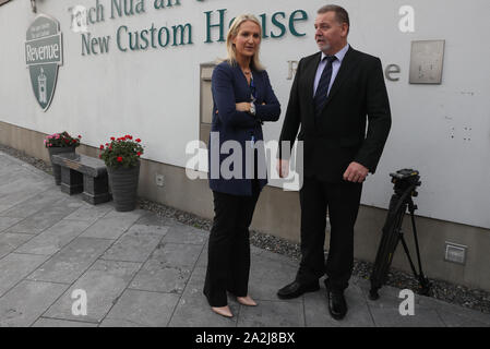 Staatsminister für Europäische Angelegenheiten Helen McEntee. mit Tom Talbot, Leiter der Zolltätigkeiten, wie Sie besucht die Einnahmen Call Center in New Customs House, Dublin Port. Stockfoto