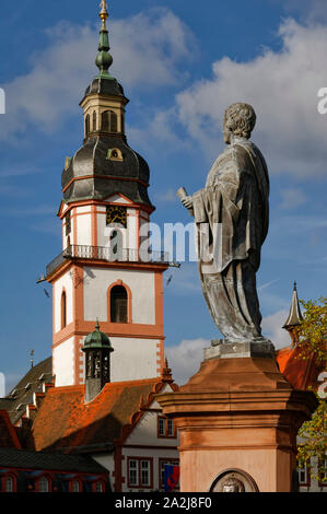 Erbach im Odenwald: Kirchturm der lutherischen Pfarrkirche und Graf-Franz-Denkmal auf dem Marktplatz, Kreis Odenwald, Hessen, Deutschland Stockfoto