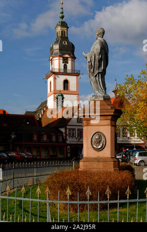 Erbach im Odenwald: Marktplatz mit Kirchturm der lutherischen Pfarrkirche und Graf-Franz-Denkmal, Kreis Odenwald, Hessen, Deutschland Stockfoto