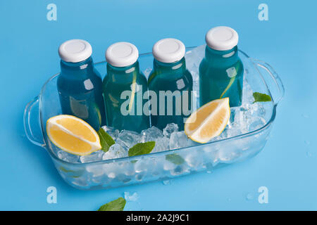 In der Nähe von blauen detox Wasser im Glas Flasche mit Zitronenscheiben Stockfoto