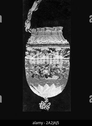 Beutel, 19. Jahrhundert, Frankreich, kleine Runde opake und transparente Glasperlen in Häkeln Boden gearbeitet, seidenband Position, 13,7 × 7,4 cm (5 3/8 x 2 7/8 in Stockfoto