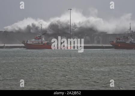Ponta Delgada, Portugal. 02 Okt, 2019. Ponta Delgada, Portugal 02.10.2019: Hurrikan Lorenzo - Portugal 2019 - 02.10.19 Von der Herrican Lorenzo, den Atlantischen Ozean verschüttet die Wellen über einen 10 Meter hohen hafenmauer in das Hafenbecken von Ponta Delgada, Portugal. | Verwendung der weltweiten Kredit: dpa/Alamy leben Nachrichten Stockfoto