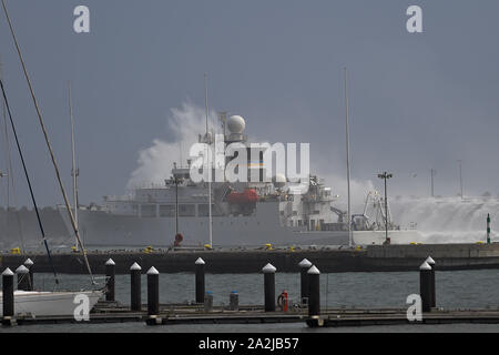 Ponta Delgada, Portugal. 02 Okt, 2019. Ponta Delgada, Portugal 02.10.2019: Hurrikan Lorenzo - Portugal 2019 - 02.10.19 Von der Herrican Lorenzo, den Atlantischen Ozean verschüttet die Wellen über einen 10 Meter hohen hafenmauer in das Hafenbecken von Ponta Delgada, Portugal. | Verwendung der weltweiten Kredit: dpa/Alamy leben Nachrichten Stockfoto