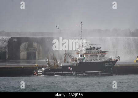 Ponta Delgada, Portugal. 02 Okt, 2019. Ponta Delgada, Portugal 02.10.2019: Hurrikan Lorenzo - Portugal 2019 - 02.10.19 Von der Herrican Lorenzo, den Atlantischen Ozean verschüttet die Wellen über einen 10 Meter hohen hafenmauer in das Hafenbecken von Ponta Delgada, Portugal. | Verwendung der weltweiten Kredit: dpa/Alamy leben Nachrichten Stockfoto