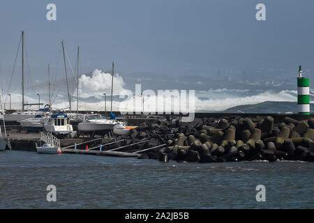 Ponta Delgada, Portugal. 02 Okt, 2019. Ponta Delgada, Portugal 02.10.2019: Hurrikan Lorenzo - Portugal 2019 - 02.10.19 Von der Herrican Lorenzo, den Atlantischen Ozean verschüttet die Wellen über einen 10 Meter hohen hafenmauer in das Hafenbecken von Ponta Delgada, Portugal. | Verwendung der weltweiten Kredit: dpa/Alamy leben Nachrichten Stockfoto