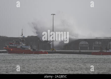 Ponta Delgada, Portugal. 02 Okt, 2019. Ponta Delgada, Portugal 02.10.2019: Hurrikan Lorenzo - Portugal 2019 - 02.10.19 Von der Herrican Lorenzo, den Atlantischen Ozean verschüttet die Wellen über einen 10 Meter hohen hafenmauer in das Hafenbecken von Ponta Delgada, Portugal. | Verwendung der weltweiten Kredit: dpa/Alamy leben Nachrichten Stockfoto