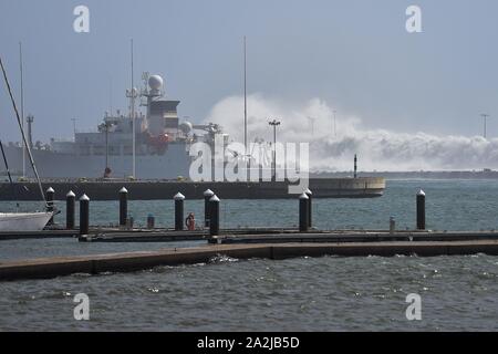 Ponta Delgada, Portugal. 02 Okt, 2019. Ponta Delgada, Portugal 02.10.2019: Hurrikan Lorenzo - Portugal 2019 - 02.10.19 Von der Herrican Lorenzo, den Atlantischen Ozean verschüttet die Wellen über einen 10 Meter hohen hafenmauer in das Hafenbecken von Ponta Delgada, Portugal. | Verwendung der weltweiten Kredit: dpa/Alamy leben Nachrichten Stockfoto
