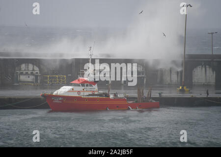 Ponta Delgada, Portugal. 02 Okt, 2019. Ponta Delgada, Portugal 02.10.2019: Hurrikan Lorenzo - Portugal 2019 - 02.10.19 Von der Herrican Lorenzo, den Atlantischen Ozean verschüttet die Wellen über einen 10 Meter hohen hafenmauer in das Hafenbecken von Ponta Delgada, Portugal. | Verwendung der weltweiten Kredit: dpa/Alamy leben Nachrichten Stockfoto