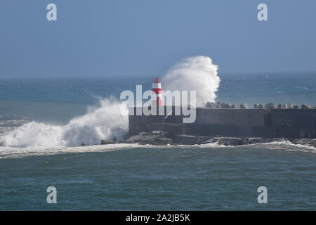Ponta Delgada, Portugal. 02 Okt, 2019. Ponta Delgada, Portugal 02.10.2019: Hurrikan Lorenzo - Portugal 2019 - 02.10.19 Wellen brechen an der Hafeneinfahrt Leuchtturm im Hafen von Ponta Delgada | Verwendung der weltweiten Kredit: dpa/Alamy leben Nachrichten Stockfoto