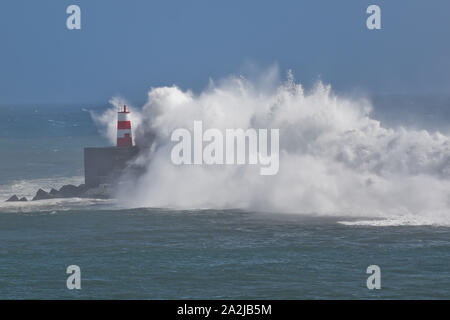 Ponta Delgada, Portugal. 02 Okt, 2019. Ponta Delgada, Portugal 02.10.2019: Hurrikan Lorenzo - Portugal 2019 - 02.10.19 Wellen brechen an der Hafeneinfahrt Leuchtturm im Hafen von Ponta Delgada | Verwendung der weltweiten Kredit: dpa/Alamy leben Nachrichten Stockfoto