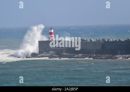 Ponta Delgada, Portugal. 02 Okt, 2019. Ponta Delgada, Portugal 02.10.2019: Hurrikan Lorenzo - Portugal 2019 - 02.10.19 Wellen brechen an der Hafeneinfahrt Leuchtturm im Hafen von Ponta Delgada | Verwendung der weltweiten Kredit: dpa/Alamy leben Nachrichten Stockfoto