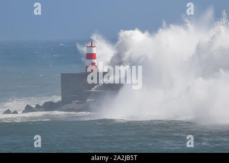 Ponta Delgada, Portugal. 02 Okt, 2019. Ponta Delgada, Portugal 02.10.2019: Hurrikan Lorenzo - Portugal 2019 - 02.10.19 Wellen brechen an der Hafeneinfahrt Leuchtturm im Hafen von Ponta Delgada | Verwendung der weltweiten Kredit: dpa/Alamy leben Nachrichten Stockfoto
