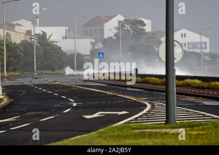 Ponta Delgada, Portugal. 02 Okt, 2019. Ponta Delgada, Portugal 02.10.2019: Hurrikan Lorenzo - Portugal 2019 - 02.10.19 geschlossen Küstenstraße in Ponta Delgada. Die wellen Überlauf der Straße. | Verwendung der weltweiten Kredit: dpa/Alamy leben Nachrichten Stockfoto