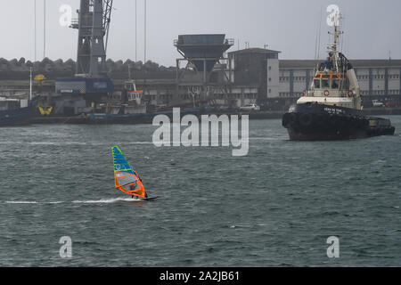 Ponta Delgada, Portugal. 02 Okt, 2019. Ponta Delgada, Portugal 02.10.2019: Hurrikan Lorenzo - Portugal 2019 - 02.10.19 Während eines Hurrikans ein Surfer Ventures nur auf den Hafen von Ponta Delgada | Verwendung der weltweiten Kredit: dpa/Alamy leben Nachrichten Stockfoto